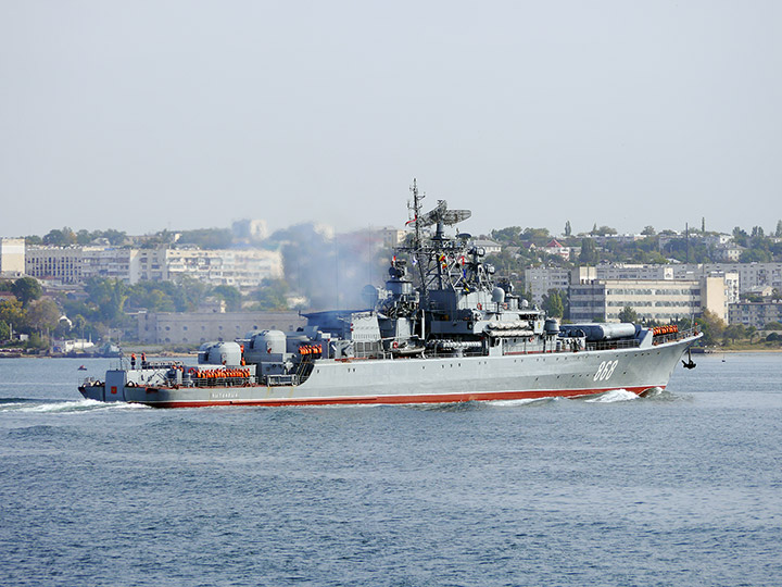 СКР "Пытливый" Черноморского флота возвращается в Севастополь после боевой службы