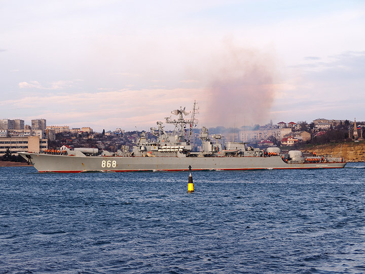 Сторожевой корабль "Пытливый" проходит по Севастопольской бухте