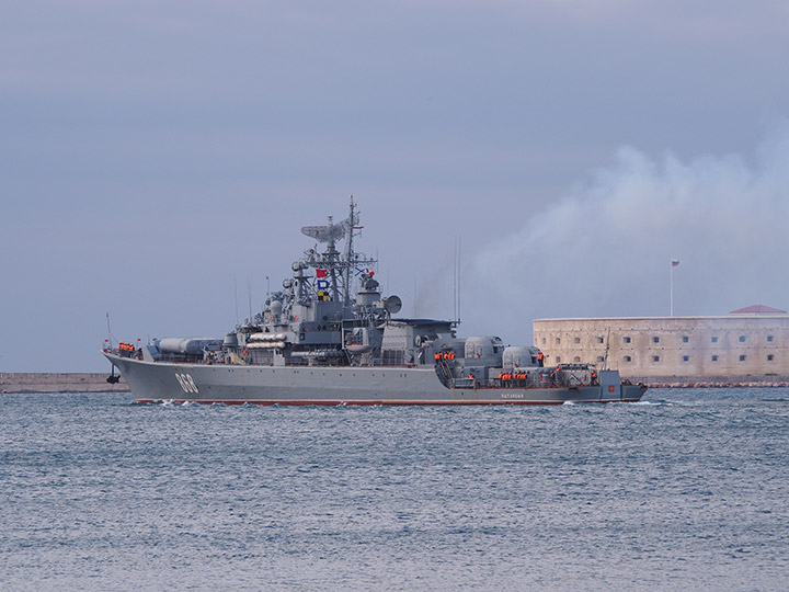 Сторожевой корабль "Пытливый" выходит из Севастопольской бухты