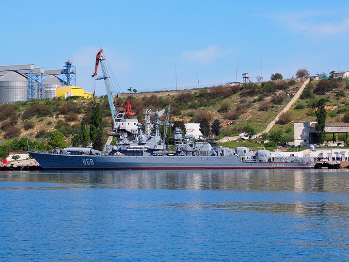 Сторожевой корабль "Пытливый" у причала в Севастопольской бухте