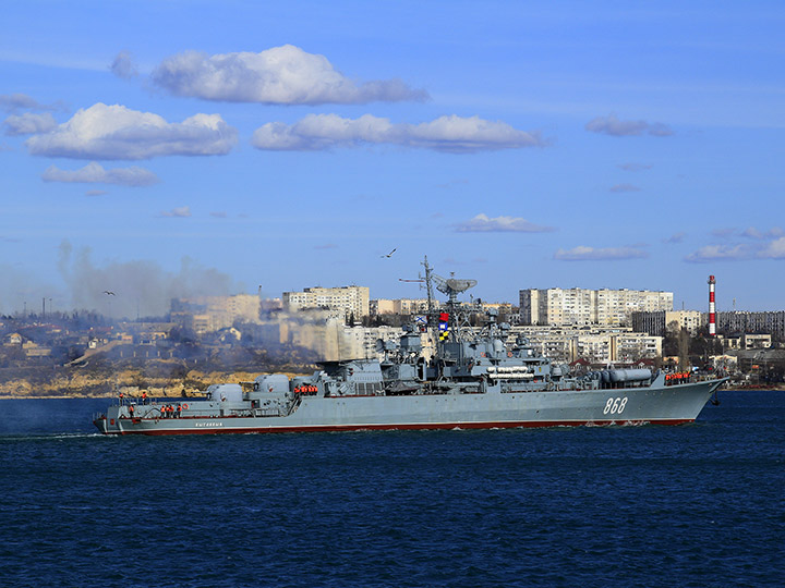 Сторожевой корабль "Пытливый" заходит в Севастопольскую бухту