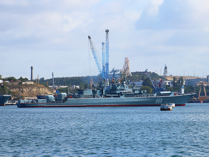 Сторожевой корабль "Пытливый" - буксировка в Севастопольской бухте