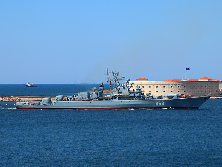 Сторожевой корабль "Пытливый" на фоне Константиновской батареи, Севастополь