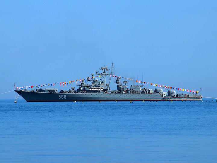 Сторожевой корабль "Пытливый" ЧФ РФ с флагами расцвечивания