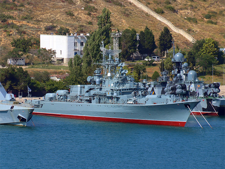 Сторожевой корабль "Пытливый" Черноморского флота у причала в Севастополе