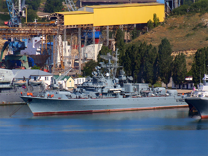 Сторожевой корабль "Пытливый" ЧФ России проекта 1135М у причала в Севастополе