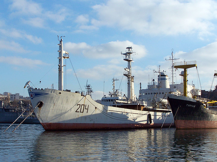 Поисково-спасательный корабль "Апшерон" с флагами расцвечивания