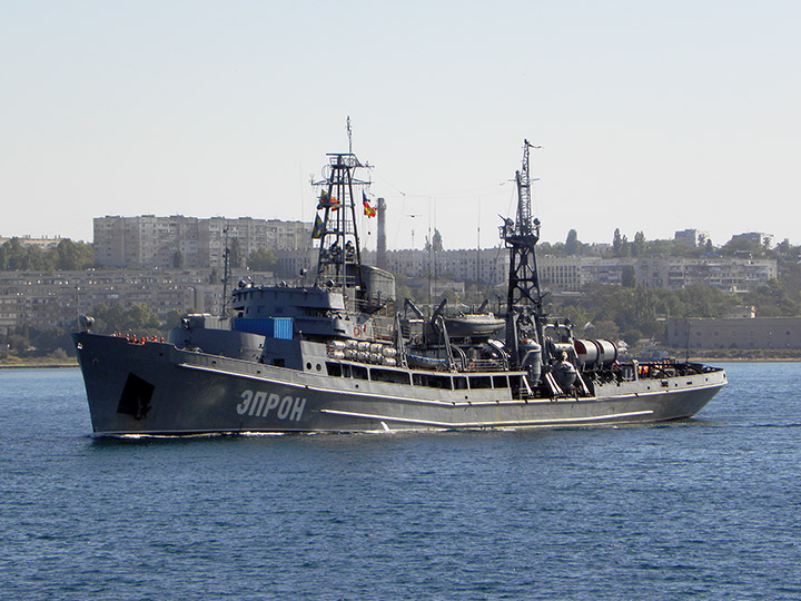 Cпасательное судно "ЭПРОН" проходит по Севастопольской бухте