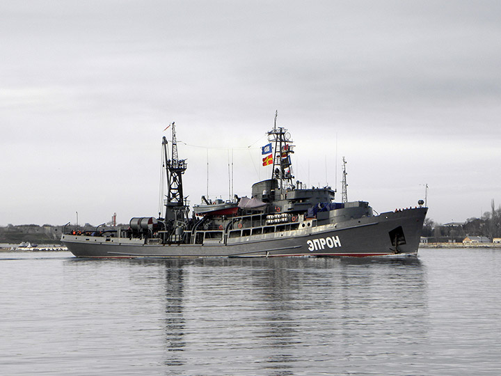 Cпасательное судно "ЭПРОН" проходит по бухте Севастополя