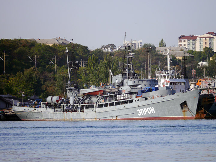 Спасательное судно "ЭПРОН" у штатного места на Угольном причале, Севастополь