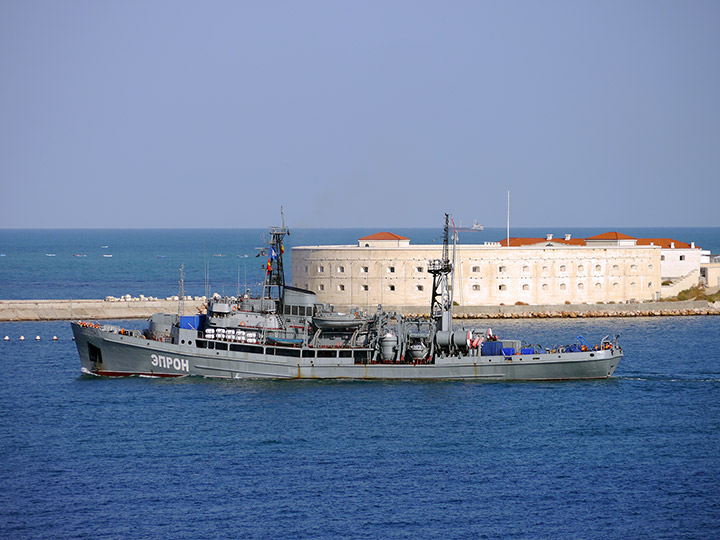 Спасательное судно "ЭПРОН" на фоне Константиновской батареи, Севастополь