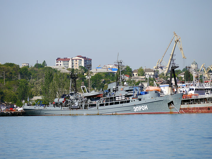 Спасательное судно "ЭПРОН" у причала в Севастополе