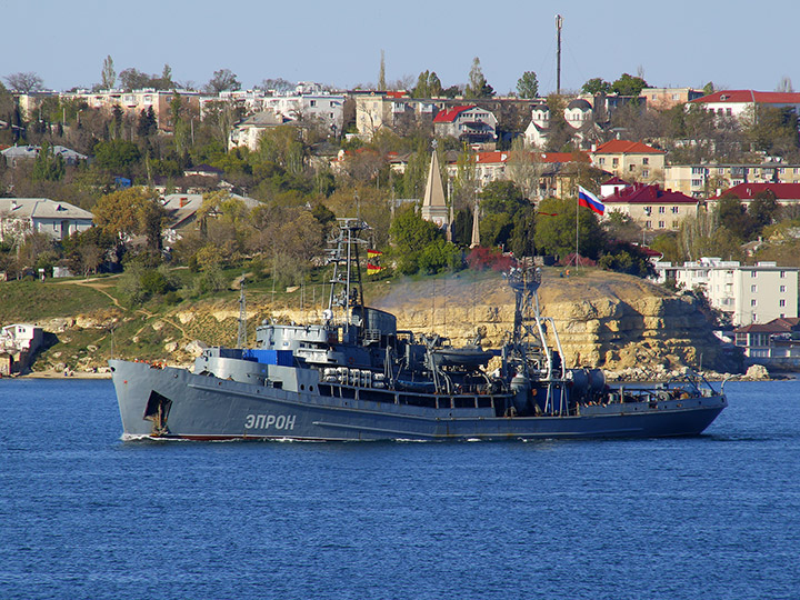 Спасательное судно "ЭПРОН" в Севастопольской бухте
