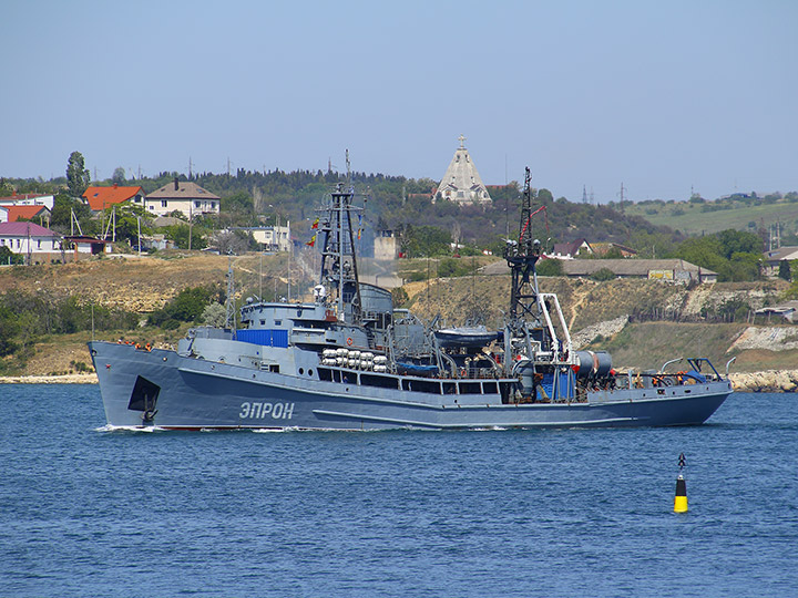 Спасательное судно "ЭПРОН" в Севастопольской бухте