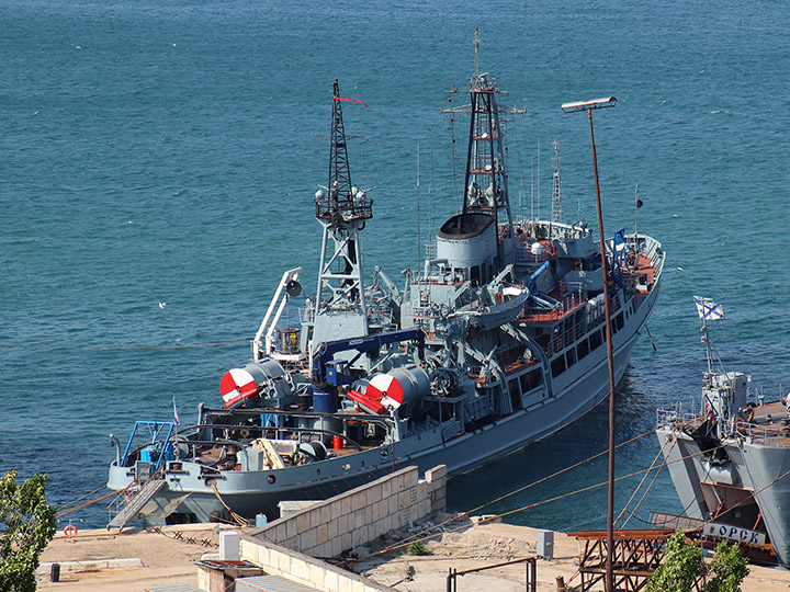 Спасательное судно "ЭПРОН" у причала в Севастопольской бухте