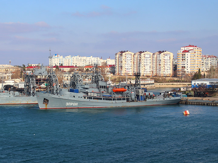 Спасательное судно "ЭПРОН" Черноморского флота у причала