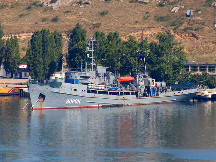 Спасательное судно "ЭПРОН" Черноморского флота у причала Северной стороны Севастополя