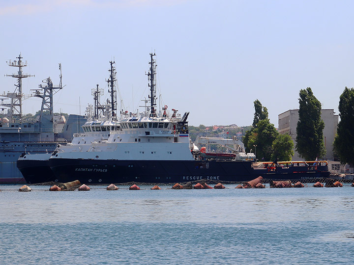 Спасательное буксирное судно "Капитан Гурьев" Черноморского флота у Минной стенки в Севастополе