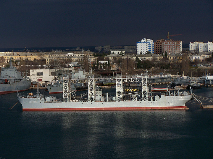 Спасательное судно "Коммуна" в Севастополе