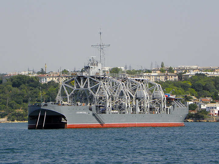 Спасательное судно "Коммуна" в Севастопольской бухте
