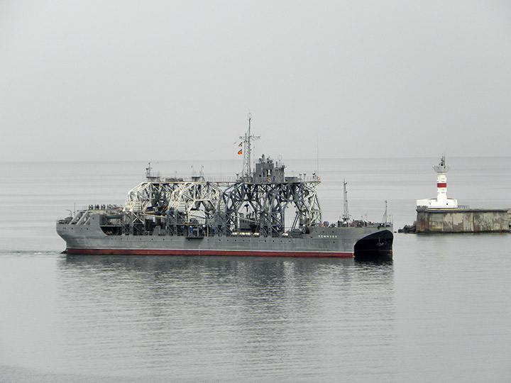 Спасательное судно "Коммуна" заходит в Севастопольскую бухту