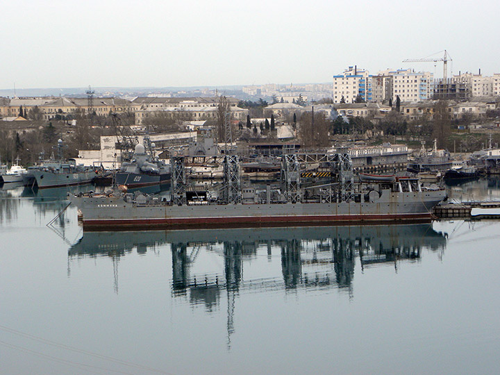 Спасательное судно "Коммуна" в Севастополе