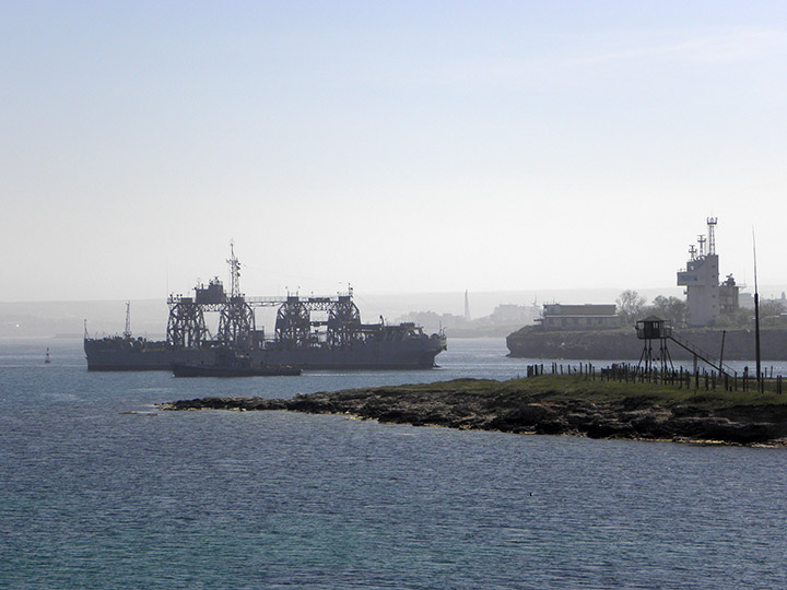 Спасательное судно "Коммуна" выходит в море из Стрелецкой бухты Севастополя