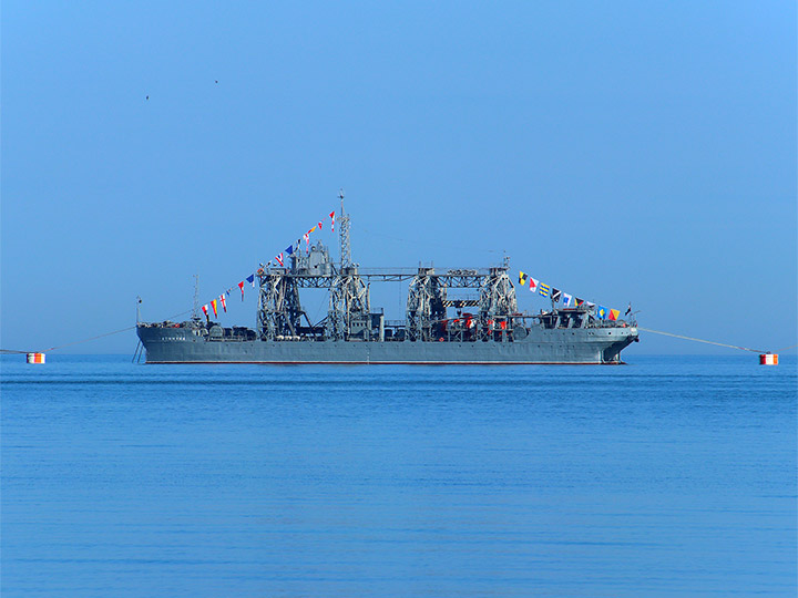 Спасательное судно "Коммуна" ЧФ РФ с флагами расцвечивания