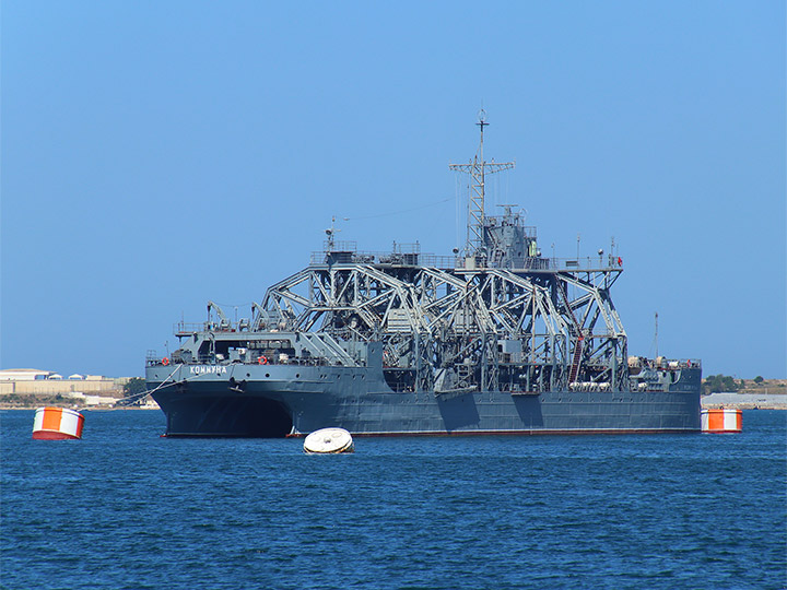 Спасательное судно "Коммуна" на бочках в Севастопольской бухте