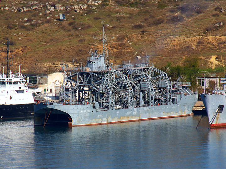 Спасательное судно "Коммуна" у причала в Севастопольской бухте
