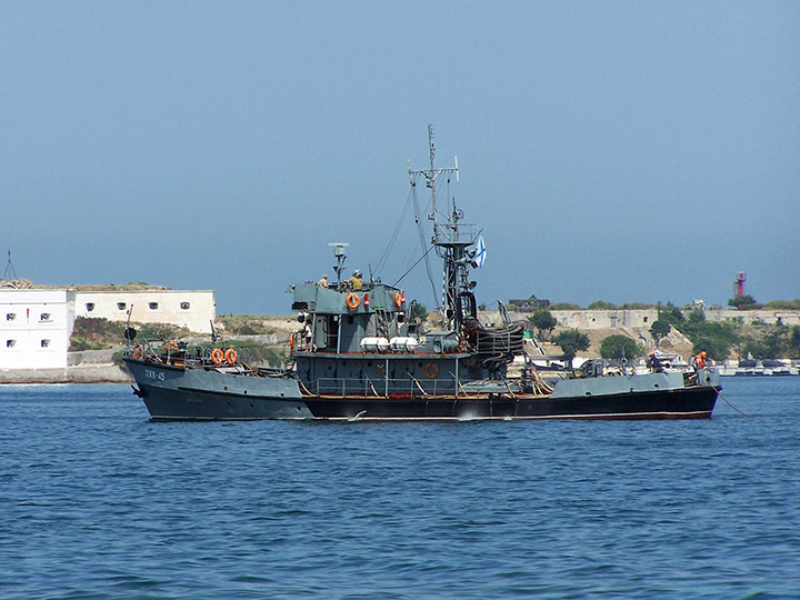 Противопожарный катер "ПЖК-45" в Севастопольской бухте