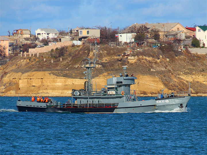 Противопожарный катер ПЖК-45 на ходу в Севастопольской бухте