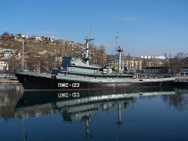 Противопожарное судно "ПЖС-123" в Южной бухте Севастополя