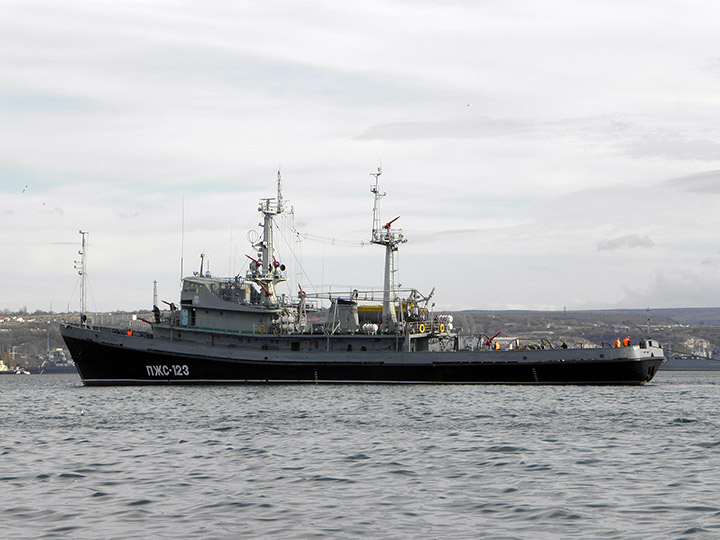 Противопожарное судно "ПЖС-123" в Севастопольской бухте