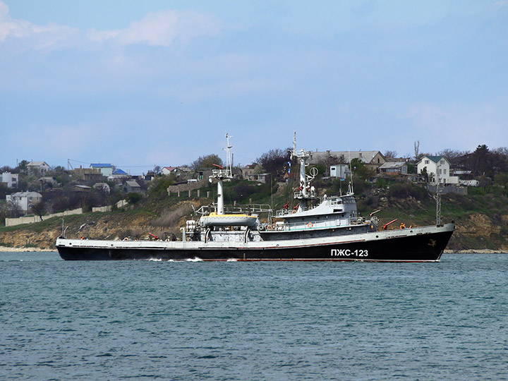Противопожарное судно "ПЖС-123" заходит в Севастопольскую бухту