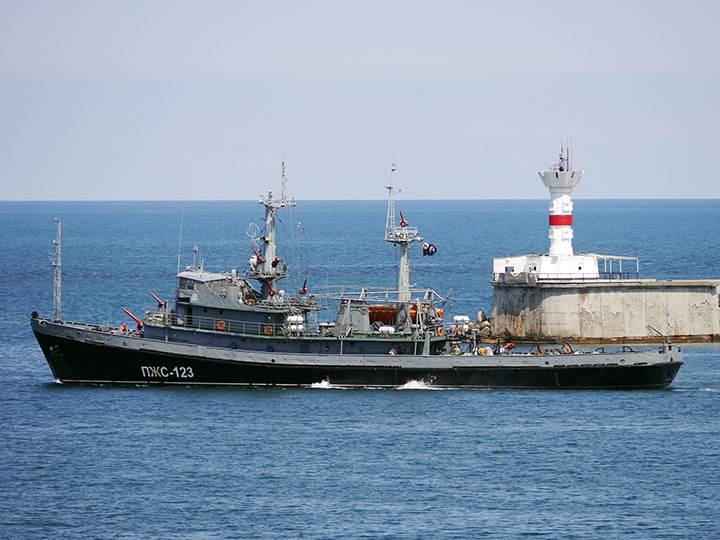 Противопожарное судно "ПЖС-123" на репетиции Военно-морского парада