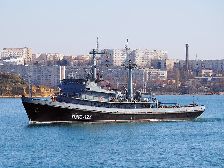 Противопожарное судно "ПЖС-123" Черноморского флота на ходу