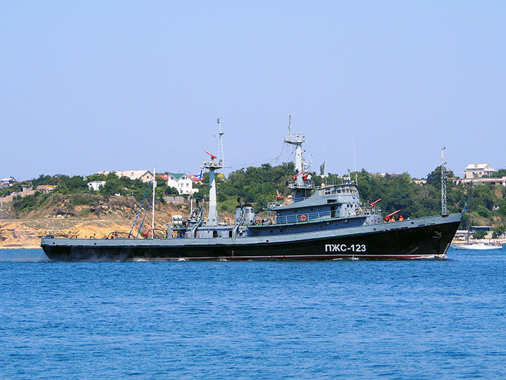 Противопожарное судно "ПЖС-123" на ходу