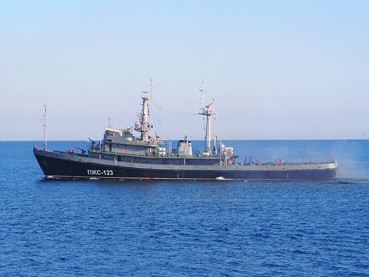 Противопожарное судно "ПЖС-123" выходит в море