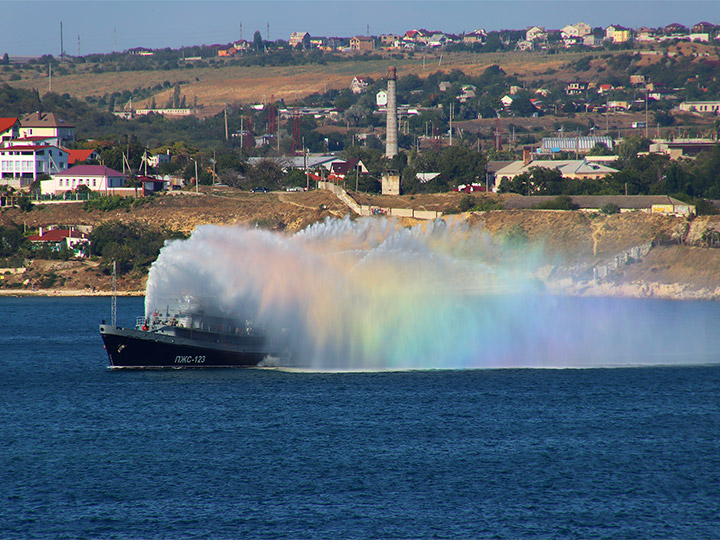Противопожарное судно "ПЖС-123" с работающими пожарными лафетами