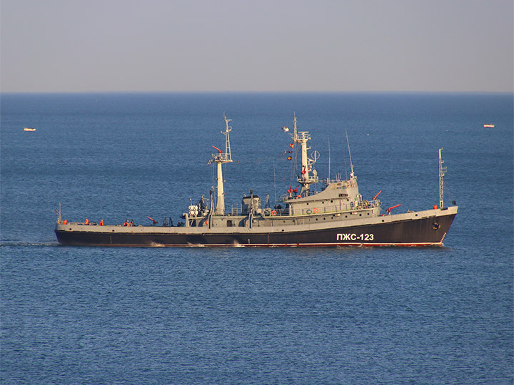 Противопожарное судно ПЖС-123 в море