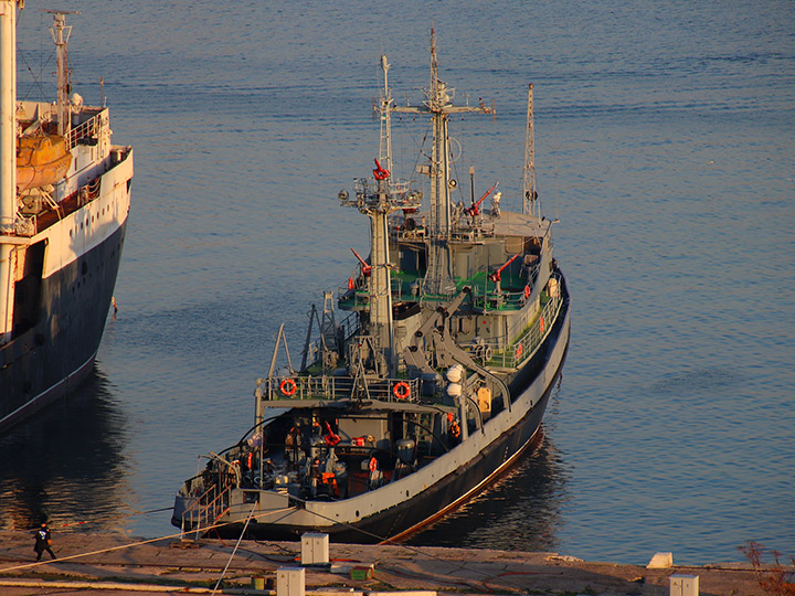 Противопожарное судно ПЖС-123 ЧФ РФ у причала в Севастополе