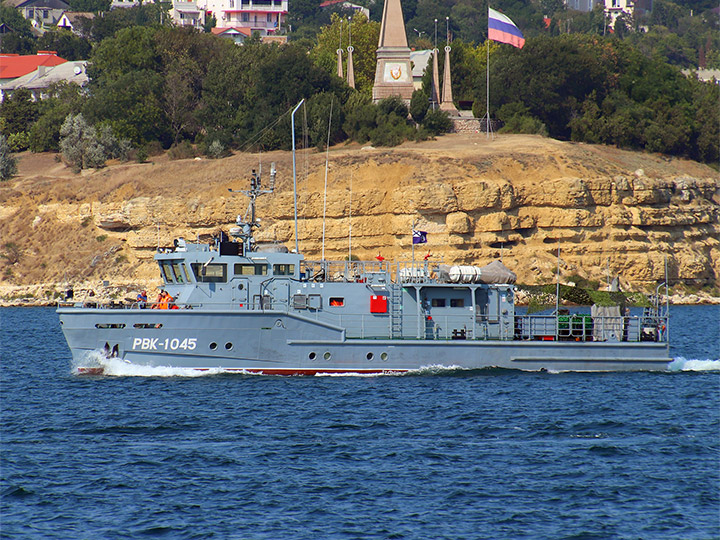 Рейдовый водолазный катер РВК-1045 на ходу в Севастопольской бухте