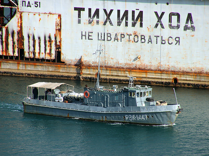Рейдовый водолазный катер "РВК-1447" Черноморского флота на ходу