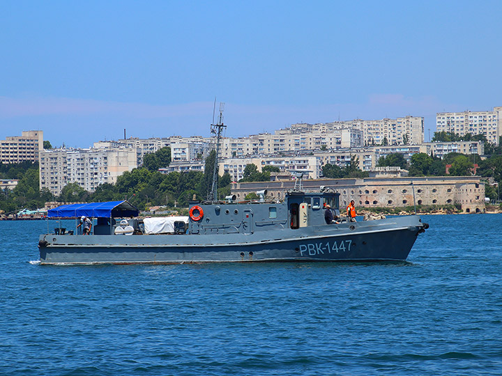 Рейдовый водолазный катер РВК-1447 в Севастопольской бухте