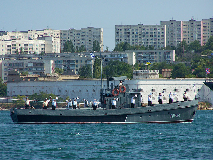 Рейдовый водолазный катер РВК-156 на фоне Михайловской батареи в Севастополе