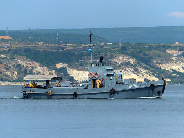 Рейдовый водолазный катер РВК-860 в Севастопольской бухте