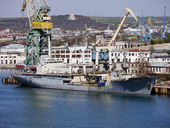 Спасательное судно "Саяны" у причала в Южной бухте Севастополя