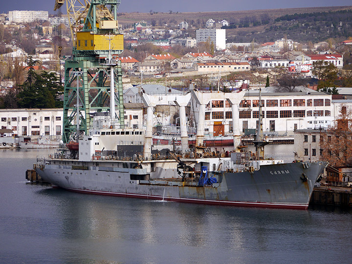 Спасательное судно "Саяны" у причала Севастопольского морского завода