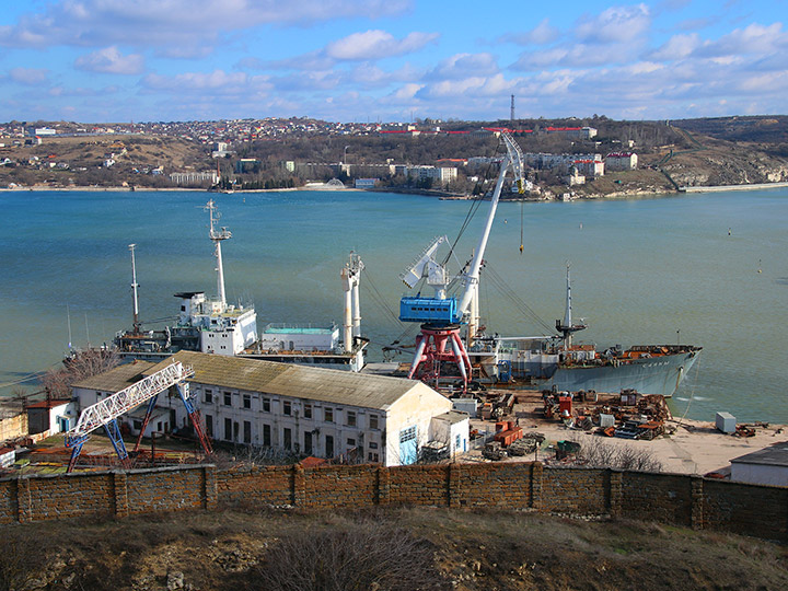 Спасательное судно "Саяны" у причала в судоремонтного завода Севастополе